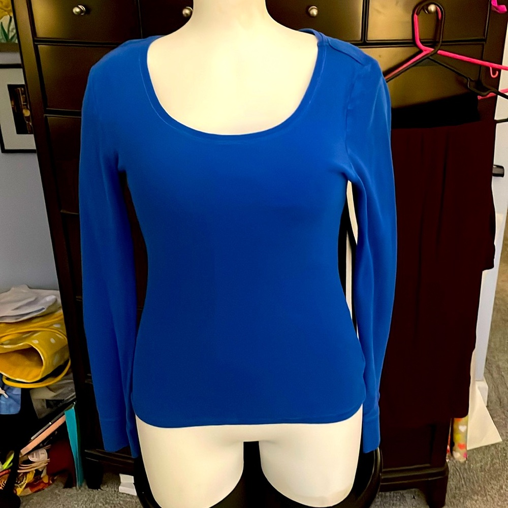LG long sleeve blue ribbed t-shirt.